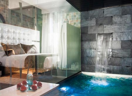 Hotel con piscina y jacuzzi privado en la habitación en Catalunya